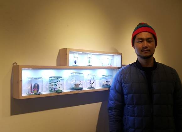 전시 중인 작품 앞에 선 이덕용 작가. (사진=김연수)