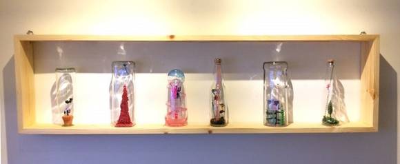 다양한 모양의 유리병 작품들이 설치돼 있다. (사진 제공= 이덕영 작가)