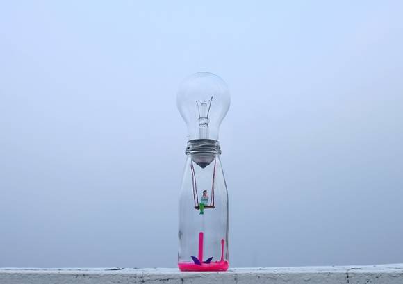 이덕영, '리틀 씽즈 시리즈(Little Things Series)'. 유리병, 혼합재료, 60 x 60 x 215mm. 2016.