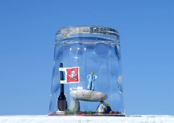 이덕영, '리틀 씽즈 시리즈(Little Things Series)'. 유리병, 혼합재료,78 x 78 x 89mm. 2016.