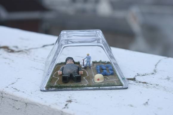 피라미드 모양의 유리 그릇 안에 공사장의 인부 모형과 거대한 레고가 유물처럼 누워있다. (사진= 이덕용 작가 제공)