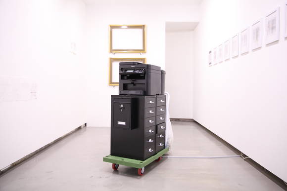 김다겸, '거지 같은 작업'. 통장계좌, 사본, 기타 사무집기 등, 가변 크기. 2014. (사진 = 김다겸 작가)