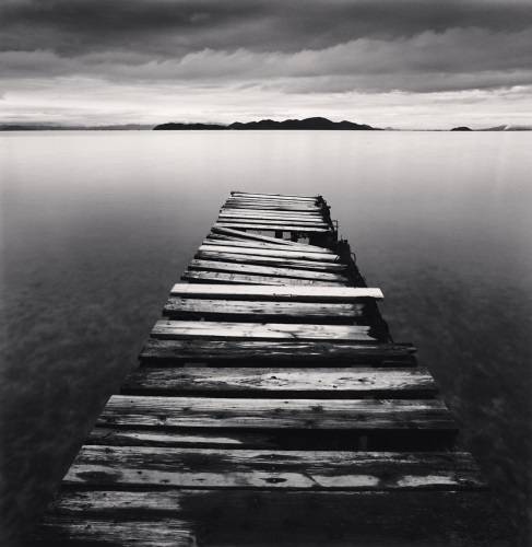 마이클 케나, ‘Crumbling Boardwalk, Shiga, Honshu, Japan(부스러질 것 같은 나무판자 길, 일본, 시가 현, 혼슈)’. 2003. ⓒ마이클 케나, 공근혜갤러리