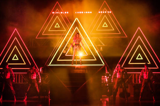 뮤지컬 ‘보디가드’는 화려한 무대 세트가 특징이다. 실제 극중 레이첼 마론의 콘서트에 온 것 같은 현장감이 눈길을 끈다.(사진=CJ E&M)