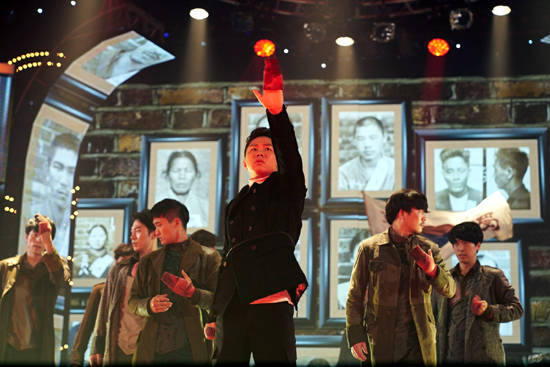 뮤지컬 '영웅'팀과 무한도전이 함께 역사를 주제로 컬래버레이션 무대를 펼쳤다.(사진=(주)에이콤)