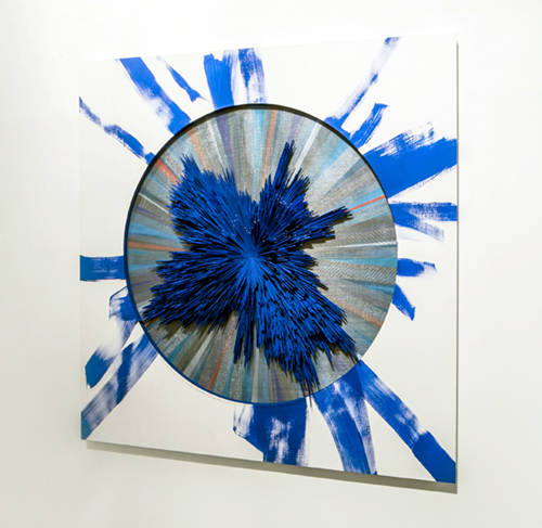 김세중, '공간의 재구성 No.15(흔들림 속에 파란빛1)'. 알루미늄 망, 아크릴물감, 캔버스천, 130 x 130cm. 2015.