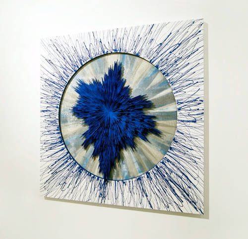 김세중, '공간의 재구성 No.15(흔들림 속에 파란빛2)'. 알루미늄 망, 아크릴물감, 캔버스천, 130 x 130cm. 2015.