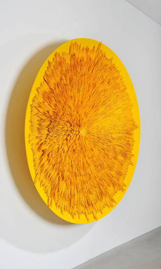 김세중, '공간의 재구성 No.14(노란빛)'. 우레탄 코팅, 알루미늄 망, 아크릴물감, 캔버스천, 200 x 200 x 30cm. 2014.