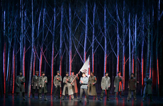 희생을 마다하지 않았던 안중근 의사의 이야기는 현 시대 사람들의 마음도 울린다. 뮤지컬 '영웅' 공연 장면.(사진=에이콤)