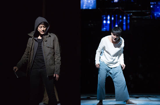 뮤지컬 '데스노트'에서 대립 구도를 펼치는 라이토(왼쪽, 한지상 분)와 탐정 엘(김준수 분). 이들은 과연 진정한 정의가 무엇인가 질문을 던지며, 현 시대의 영웅상에 대해서도 돌아보게 한다.(사진=씨제스컬쳐)