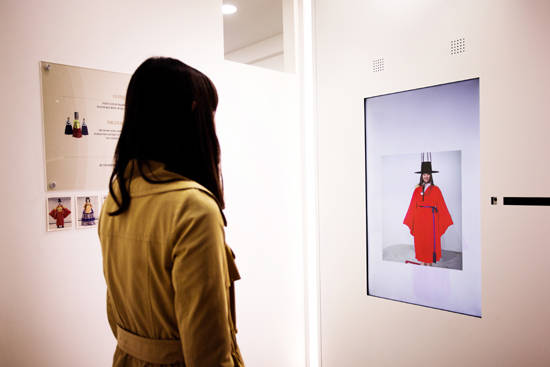 인천국제공항 내의 한국문화전시관 서관을 품격 있는 전통문화관광 체험공간으로 새롭게 구성됐다. 한 관람객이 전시를 즐기는 모습.(사진=문화체육관광부)