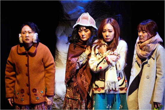 연극 '꽃의 비밀'은 허를 치고 들어오는 장진 감독식 코미디를 보여준다.(사진=㈜수현재컴퍼니)