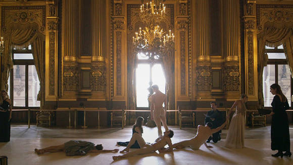 2016년 6월 프랑스 파리의 국립 '이 배가 우리오페라극장 팔레 가르니에에서 열린 김아영 연출의 퍼포먼스를 지켜주리라' 중 한 장면. (사진=김아영 작가 페이스북)