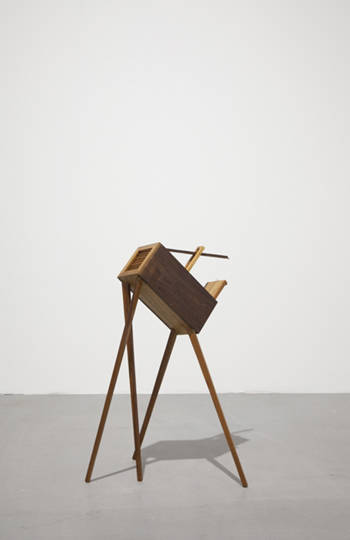 최병석, '토끼를 배려하는 토끼 덫'. 70 × 40 × 26cm, 나무, 철사, 쇠못, 끈. 2013. (사진 = 신한갤러리 역삼)