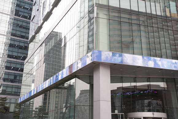 신승백 김용훈, '클라우드 페이스 - 리얼 타임(Cloud Face - Real Time)'. 53,000 x 1,000mm, LED 패널, 카메라, 컴퓨터, 제공 라이브러리(Dlib), 인터넷. 2015. (사진 = 아트센터 나비)