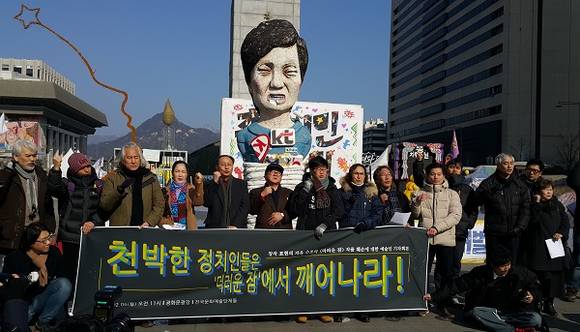 '더러운 잠' 훼손과 관련해 책임과 사과를 요구하기 위해 모인 예술인 모임 대표들. (사진= 김연수)