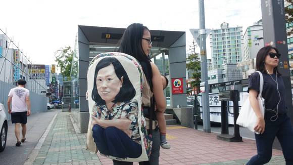 김현호, '소환프로젝트: 권선희'. 22.8x40.6cm, 디지털 프린트. 2016. (사진=플레이스 막)