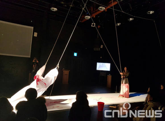 서영주 작가의 퍼포먼스 '본 공연: 여기에서'가 2월 10일 개막 공연으로 진행됐다. (사진=윤하나 기자)