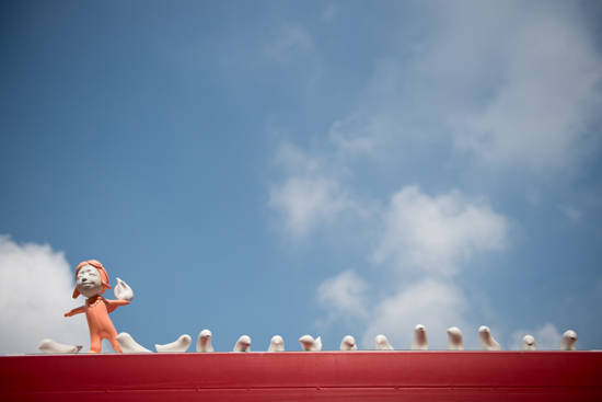 주혜령, '하늘을 나는 법'. FRP, 우레탄 도장, 가변설치. 2015.