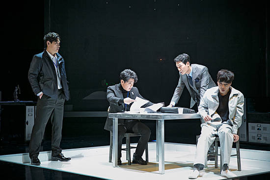 연극 '베헤모스'는 정의 구현을 외치는 오검과 그를 비웃는 이변의 대결을 그린다.(사진=(주)PMC프러덕션)