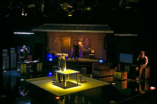 극중의 인물들은 조금씩 변화하기 시작한다. 하지만 긍정적인줄 알았던 그 변화는 조금씩 파국으로 치닫는다.(사진=(주)PMC프러덕션)