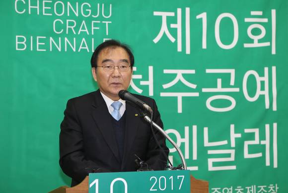 지난 27일 열린 제10회 제주공예비엔날레 기자간담회에서 이승훈 청주시장이 브리핑하고 있다. (사진=청주시)