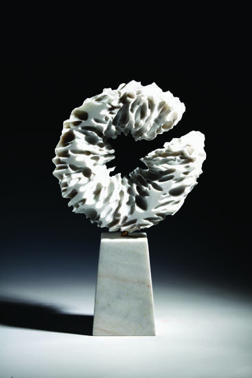 백진기, '인투 더 코어(Into the Core)'. 베트남 대리석, 30 x 15 x 48cm. 2015.