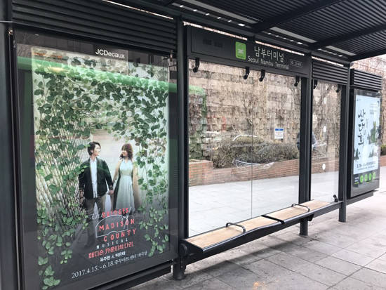 뮤지컬 '매디슨 카운티의 다리'의 버스쉘터 포스터.(사진=쇼노트, 프레인글로벌)