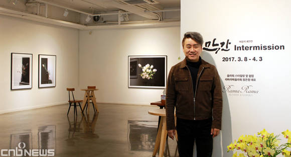 '자아 찾기' 그리고 '희망'을 주제로 한 '막간(Intermission)'전으로 첫 개인전을 연 이광기.(사진=김금영 기자)