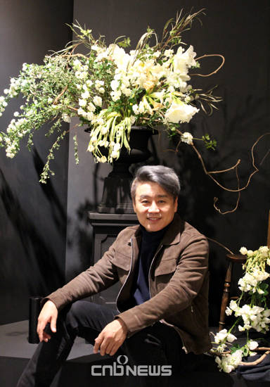 라마라마 플라워 정은정 대표와 협업한 설치작품 앞에서 이광기 작가가 포즈를 취했다. 그는 이번 첫 개인전을 통해 연예인이 아닌 작가로 평가받고 싶어 했다.(사진=김금영 기자)