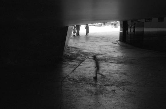 이강진, '낯선 일상의 편린 시리즈'. 젤라틴 실버 프린트, 30 x 40cm. 2007.