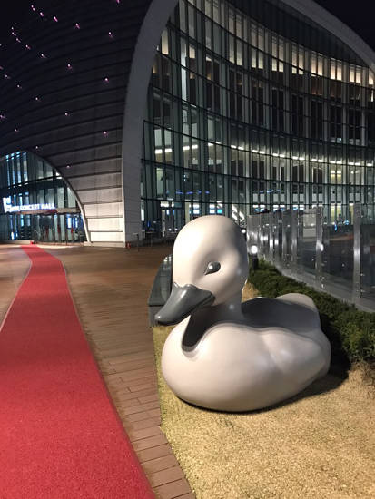 아기 백조의 대형 피규어가 롯데콘서트홀 테라스 등 롯데월드몰에 곳곳에 설치된다.(사진=롯데갤러리)