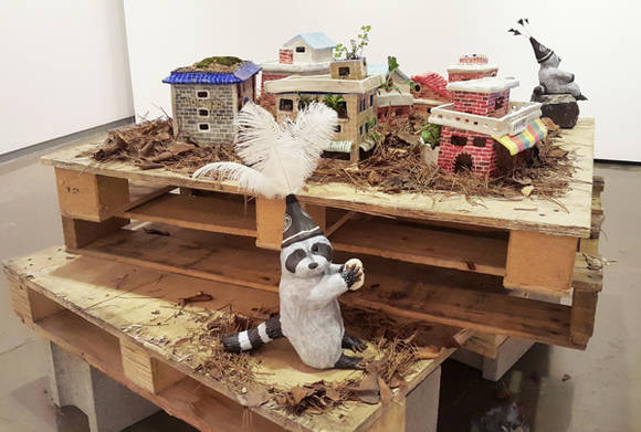 김한울 작가는 평면 작업에서 세라믹 작업까지 방식을 넓히며 집에 관한 이야기를 다양하게 들려준다.