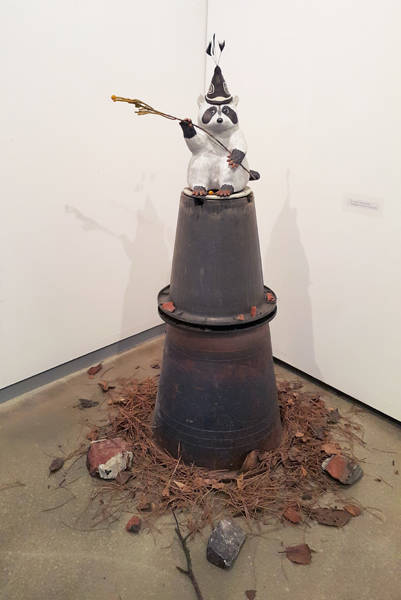 김한울, ‘여기 쓸만한 나뭇가지가 있어’. 세라믹, 깃털, 나뭇가지, 16 x 20 x 28cm. 2017.