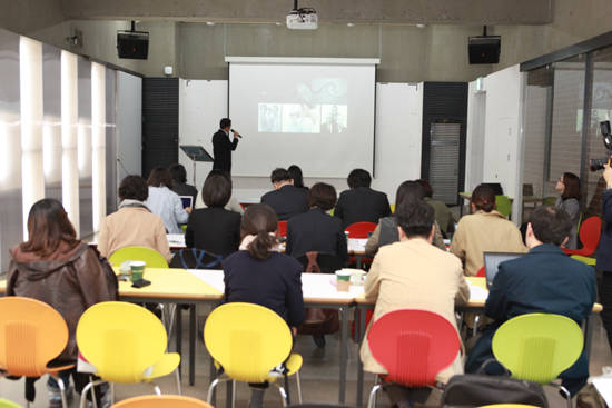 4월 12일 서울 대학로 아르코미술관 세미나실에서 2017년 베니스비엔날레 제57회 국제미술전 한국관 전시 기자간담회가 열렸다.(사진=한국문화예술위원회)