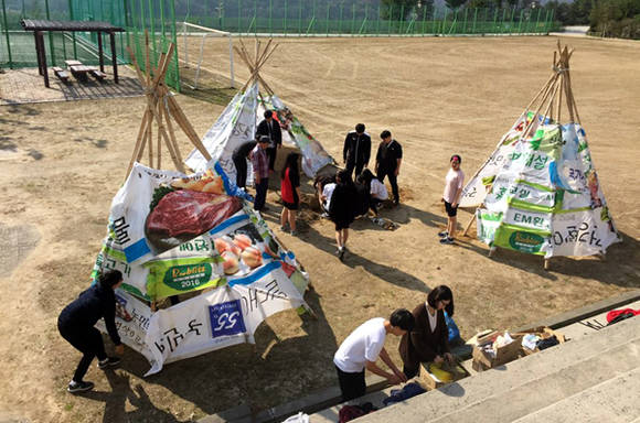 지난해 강원도 고한중학교에서 열린 '인디언마을 다시 꾸미기' 멘토링 프로그램 진행 모습.(사진=한국문화예술위원회)