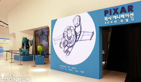 '픽사 애니메이션 30주년 특별전' 입구에 몬스터 주식회사의 대표 캐릭터들이 설치돼 있다.(사진=김금영 기자)