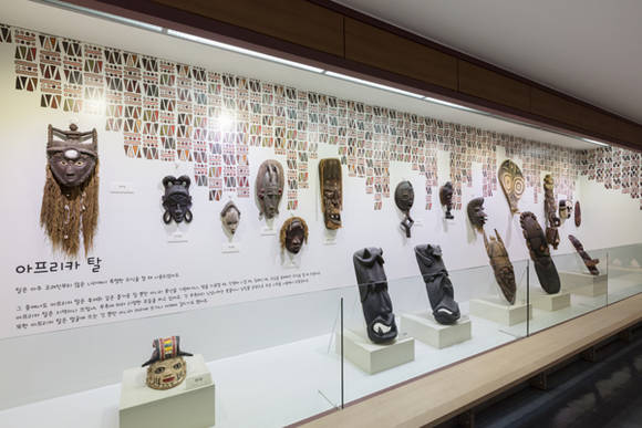 국립민속박물관이 서울특별시교육청교육연구정보원 지구촌민속교육박물관 소장 세계 민속자료 1126점을 양여(讓與)받았다.(사진=국립민속박물관)