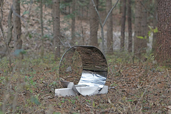 김진식, '하프하프 라운드 써클(HalfHalf Round Circle) 58'. 슈퍼 미러 스테인리스 스틸, 마블, 58 x 22 x 58(h)cm. 2017.