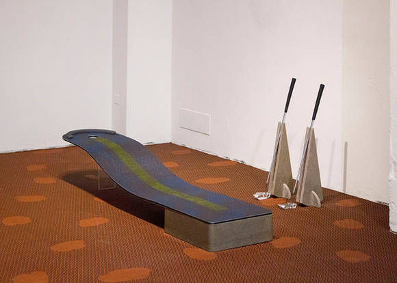 김진식 '원 포인트 홀(One Point hole) 01'. 볼론 플로어링, 허니콤 시트 앤 마블, 45 x 200 x 36(h)cm'. 2016.