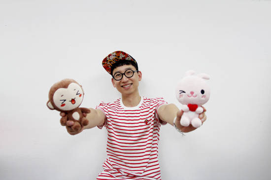 찰스장 작가의 팝아트와 게임 애니팡 프렌즈가 이색 컬래버레이션을 진행한다. 사진은 찰스장 작가가 애니팡 프렌트 캐릭터 인형을 안고 있는 모습.