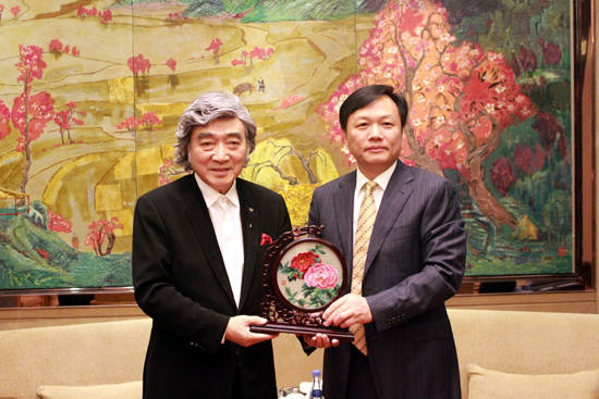 예술의전당 고학찬(왼쪽) 사장이 중국 호남성을 방문해 위신륑 중국호남성문화청 청장을 만났다.(사진=예술의전당)