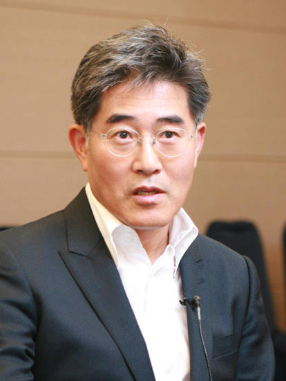 ‘2017 광주디자인비엔날레’ 총감독인 장동훈 감독이 ‘미래들’을 주제로 열리는 광주디자인비엔날레에 대한 계획을 밝혔다.(사진=광주디자인센터)