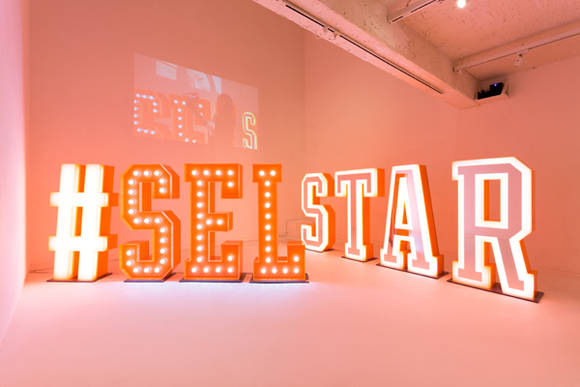 김가람, ‘#SELSTAR(셀스타)’. 아크릴 거울, 조명, 메이크업 화장품, 가변크기. 2016.(사진=사비나미술관)