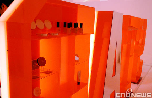 #SELSTAR(셀스타) 조형물 뒤에는 메이크업 화장품과 거울이 설치돼 있다. 이 용품들은 전시장에서 자유롭게 사용할 수 있다.(사진=김금영 기자)