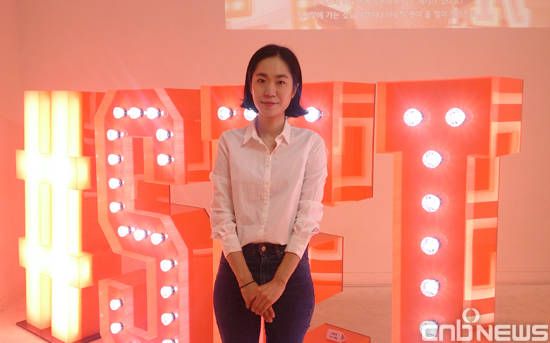 #SELSTAR(셀스타) 작업 앞에 선 김가람 작가.(사진=김금영 기자)