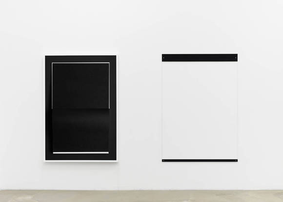 (왼쪽) 정희승, '무제(Untitled)'. 아카이벌 피그먼트 프린트, 74 x 108cm. 2017. / 오종, '라인 스컬처(Line Sculpture) #9'. 나무, 스크류, 알루미늄, 스트링, 페인트, 연필선, 160 x 100 x 0.6 cm. 2015.