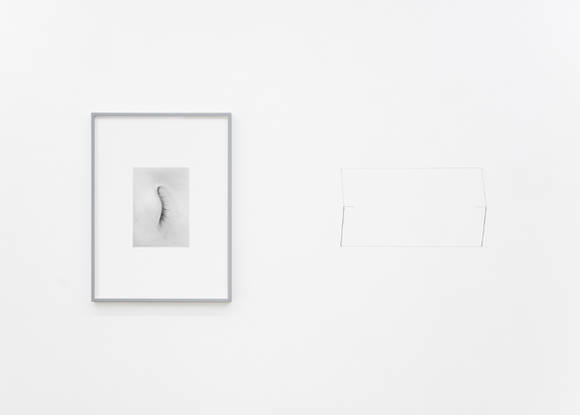 (왼쪽) 정희승, '25년'. 아카이벌 피그먼트 프린트, 80 x 59cm. 2017. / 오종, '라인 스컬처(Line Sculpture)'. 스트링, 페인트, 연필선, 34 x 61 x 16.8cm. 2017.