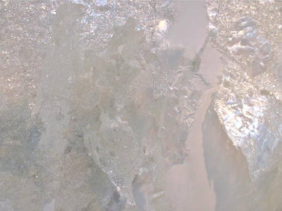 김유선, '파편화된 자기' 설치 작품 부분 이미지. 자개와 혼합 재료. 2017.