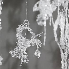 김유선, '파편화된 자기' 설치 작품 부분 이미지. 유리알, 크리스탈, 바로크 진주, 투명, 레진, 낚시 줄. 2017.